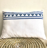 Een katoenen kussen met blauwe print past in elk interieur