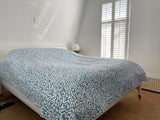 Kingsize bedsprei, quilt en/of deken - Blauw Motief gezeefdrukt - 254 x 254 cm